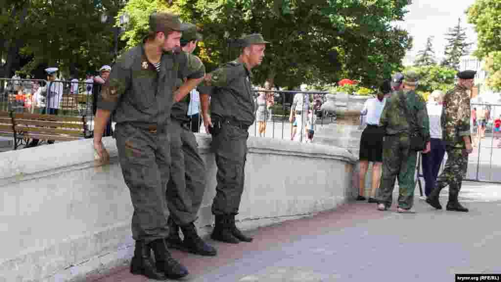 На территории проведения репетиции много казаков и представителей севастопольской «самообороны».