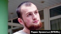 Гъабардагун Балкариялъул журналист ва инсанасул ихтиярал цIунулев Тимур Куашевасул жаназа батун буго 1 июлалда Нальчикалъул рагIаллъиялда. Гьесул гIага-божаразул щаклъи буго гьев жиндирго жигараб профессионалияб хIаракатчилъиялъе гIоло чIван ватизе бегьиялъул.
