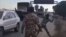 Вооруженные сирийцы бросают камни в колонну российских военных, двигающуюся по дороге в Сирии, точные дата и место съемки неизвестны