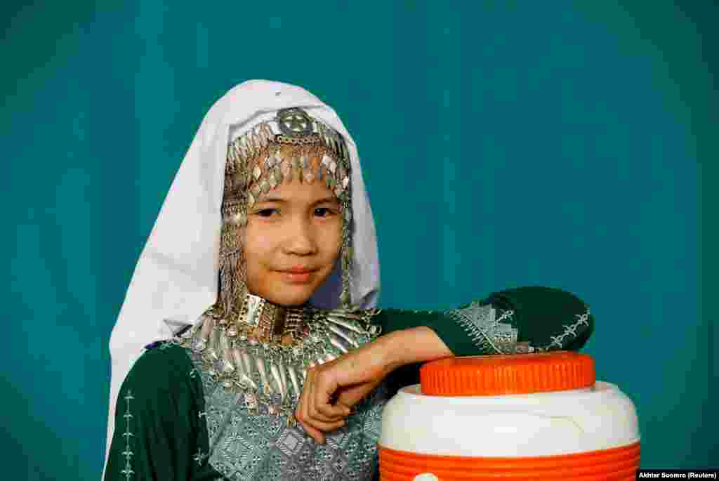 یوه هزاره ګۍ نجلۍ د ۲۰۱۹ز کال پر ۲۱م جون د کلتور ورځې په تړاو خپل دودیز کالي اغوستي دي