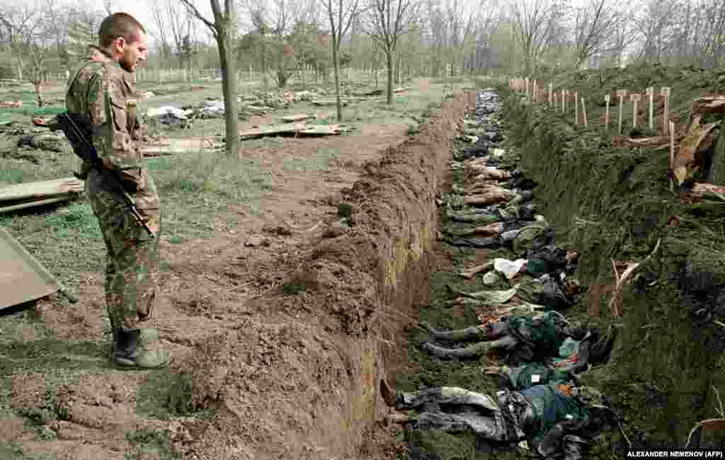 К 31 марту 1995 года накопилось огромное количество неопознанных останков людей, убитых во время зимних бомбежек и боестолкновений. Некоторые были наспех захоронены в общей могиле на кладбище в Грозном. В республике все еще остаются массовые захоронения на окраинах различных сел, где располагались воинские части. По приказу из Москвы, их запрещено раскрывать.  