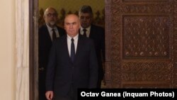 Ilie Bolojan (în prim-plan), alături de președintele PSD, Marcel Ciolacu (în dreapta) și liderul UDMR, Kelemen Hunor.