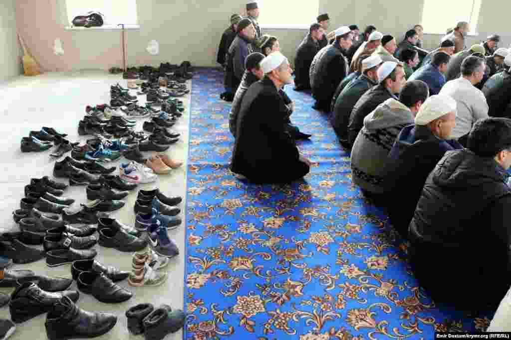 Внутри культового здания прошел первый намаз по случаю мусульманского праздника жертвоприношения Курбан-Байрам. 