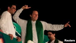 عمران خان په یوه جلسه کې خپلو ویناوالو ته د خبرو په مهال (انځور له ارشیفه) 