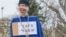 "Гаага ждет!" фигура, изображающая Владимира Путина, на одной из акций протеста против российской агрессии в Украине. Варна, Болгария