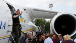 Освобожденный Олег Сенцов выходит в киевском аэропорту Борисполь из украинского спецсамолета, прилетевшего из московского аэропорта Внуково. 7 сентября 2019 года