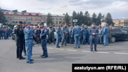 Ոստիկանները Գյումրիի քաղաքապետարանի մոտ, 20-ը հոկտեմբերի, 2025թ.