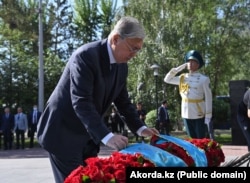 Kazakh President Qasym-Zhomart Toqaev lays flowers at the monument to the victims of the famine in Astana on May 31, 2022.