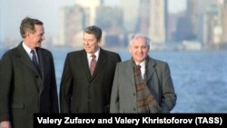 «У жоден момент дискусії ні Бейкер, ні Горбачов не порушували питання про можливе поширення членства в НАТО на інші країни Варшавського договору за межами Німеччини»