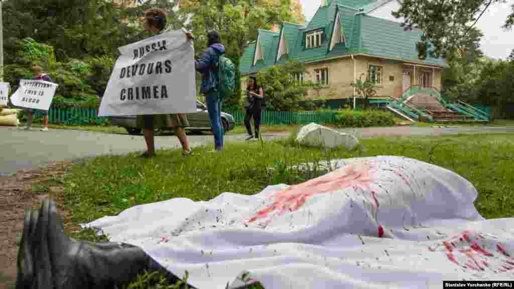 В Киеве активисты из Крыма, Киева, Луганска и других городов Украины провели акцию «Кровавое гостеприимство». Участники акции встречали консулов и послов иностранных государств, приехавших на торжественный прием в честь Дня России, организованный послом Российской Федерации в Украине, 10 июня 2016 года