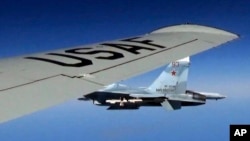 Су-27 совершает перехват американского самолета в международных водах над Балтикой (архивное фото)