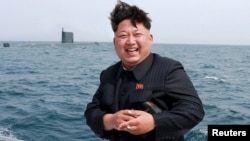 Лидер Северной Кореи Ким Чен Ын наблюдает за испытанием баллистической ракеты подводного базирования. Фото ЦТАК