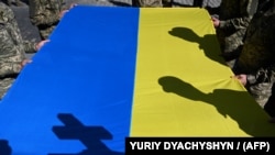 На цырымоніі пахаваньня загінулых украінцаў. Ілюстрацыйнае фота