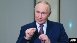 Președintele Rusiei, Vladimir Putin, spune că își dorește un dialog cu Donald Trump, dar avertizează cu un răspuns „foarte puternic” dacă Ucraina ar lovi Rusia cu rachete Tomahawk.