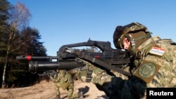 Хрватски војници од борбената група на НАТО на вежба во Рукла, Литванија, 16 јануари 2018 година.
