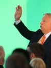 Premierul maghiar Viktor Orbán salută audiența de la <a href="/a/congres-udmr-in-prezenta-liderilor-din-coalitie-si-a-premierului-maghiar-viktor-orban-mesaje-de-reforma-si-cooperare-romania-si-ungaria/33556308.html" target="_blank" class="wsw__a" dir="ltr">Congresul UDMR</a>, care a avut loc pe 10 octombrie 2025 în comuna Jucu din județul Cluj. Sute de reprezentanți ai formațiunii au fost prezenți la eveniment.