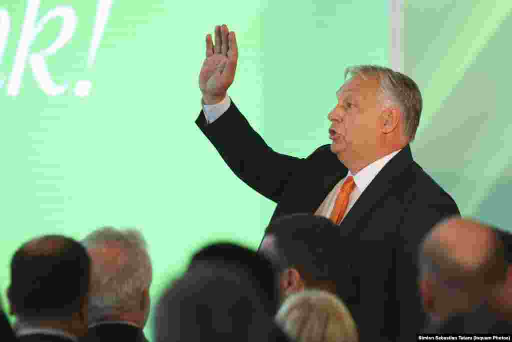 Premierul maghiar Viktor Orbán salută audiența de la Congresul UDMR, care a avut loc pe 10 octombrie 2025 în comuna Jucu din județul Cluj. Sute de reprezentanți ai formațiunii au fost prezenți la eveniment.