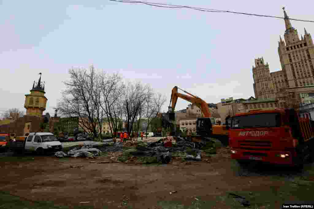 Возле станции "Краснопресненская" под снос попали два торговых павильона, от одного уже практически ничего не осталось