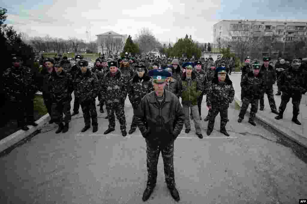 Полковник Олег Подавалов вместе с солдатами воинской части А 45-15 в поселке Бельбек, 6 марта