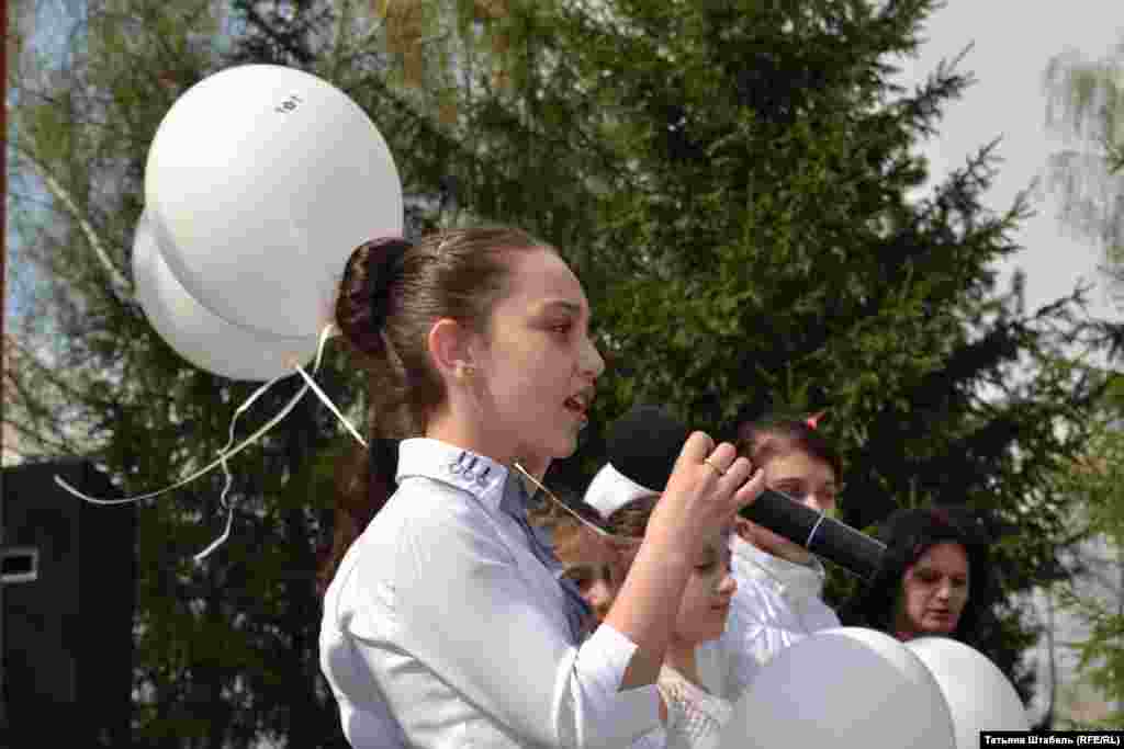 На траурном митинге выступали не только взрослые – но и дети. Они рассказывали стихи, пели песни на армянском языке и запускали в небо белые шарики в память о сотнях тысяч армян, погибших в Османской империи.