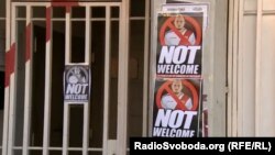 Листовки, расклеенные фанатами "Райо Вальекано" в 2017 году
