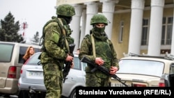 Окупанти прагнуть викорінити все українське на захоплених територіях – депутат Тімофєєв. На фото військові РФ у Сімферополі на початку російської окупації півострова, весна 2014 року.