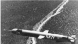 Рання версія ракети «Томагавк», яку випробовували над Нью-Мексико в 1976 році.<br><br>«Томагавк» був розроблений у 1970-х роках на тлі напруженості у відносинах із Радянським Союзом під час Холодної війни. Крилата ракета призначена для польотів на великі відстані на досить низькій висоті, щоб уникнути більшості радарів, зберігаючи при цьому швидкість пасажирського літака