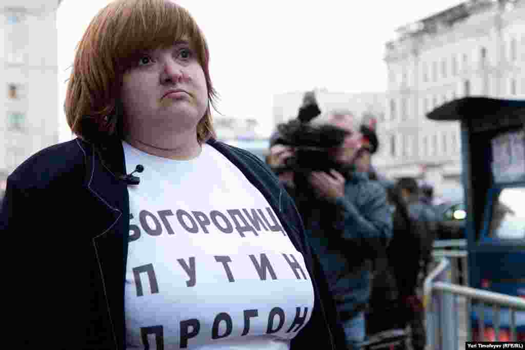 Адвоката  Pussy Riot Виолетту Волкову не задержали даже за такую майку.