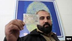 په پاکستان کې يو افغان کډوال په هغه هېواد کې د اوسېدو پي او ار کارډ ښکاره کړی دی ـ پخوانی انځور