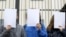 Участники акции протеста у посольства России в Киеве против ущемления прав крымских татар в аннексированном Крыму, 6 ноября 2015 года
