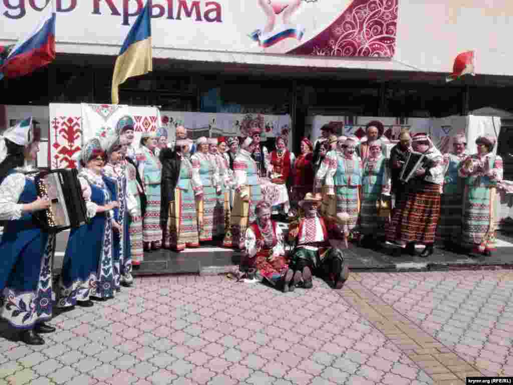 В Симферополе на площади Ленина отмечают «День возрождения реабилитированных народов», 21 апреля 2015 года
