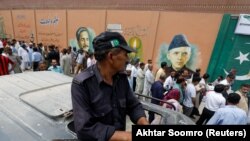 په کراچۍ کې پولیس د ټاکنو په وخت د خلکو د خونديتوی په پهره ولاړ دی (انځور له ارشيفه)