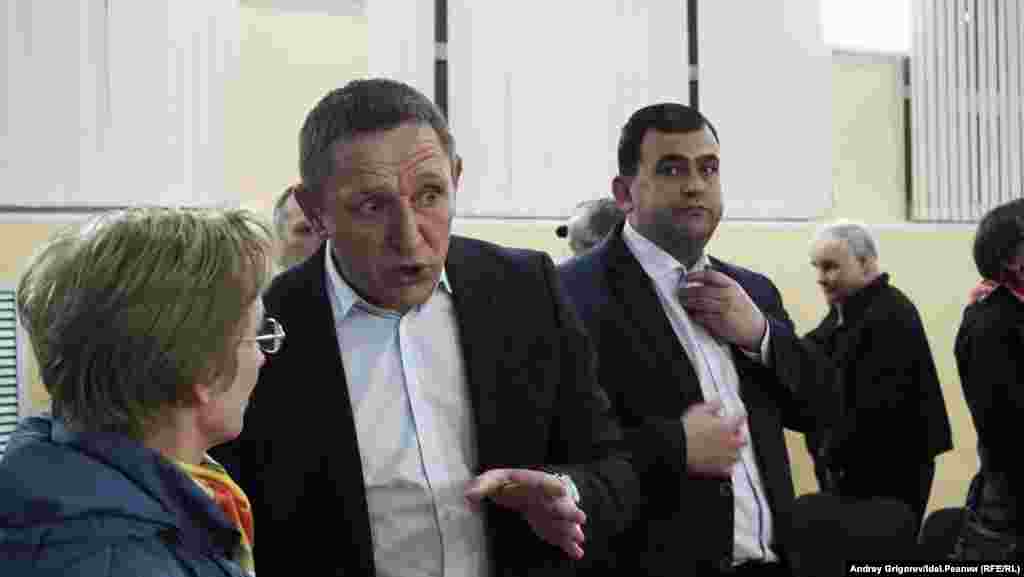 Депутат Казгордумы от Дербышек Нияз Гиниятов так и не поделился с участниками встречи своим мнением о проекте. Любопытно, что на сходе 10 апреля местные жители не смогли даже вспомнить, кто из избранников отстаивает их интересы в представительных органах власти. Нияз Гиниятов — член "Единой России", генеральный директор ООО  УК «ЖКХ  "Дербышки". 
