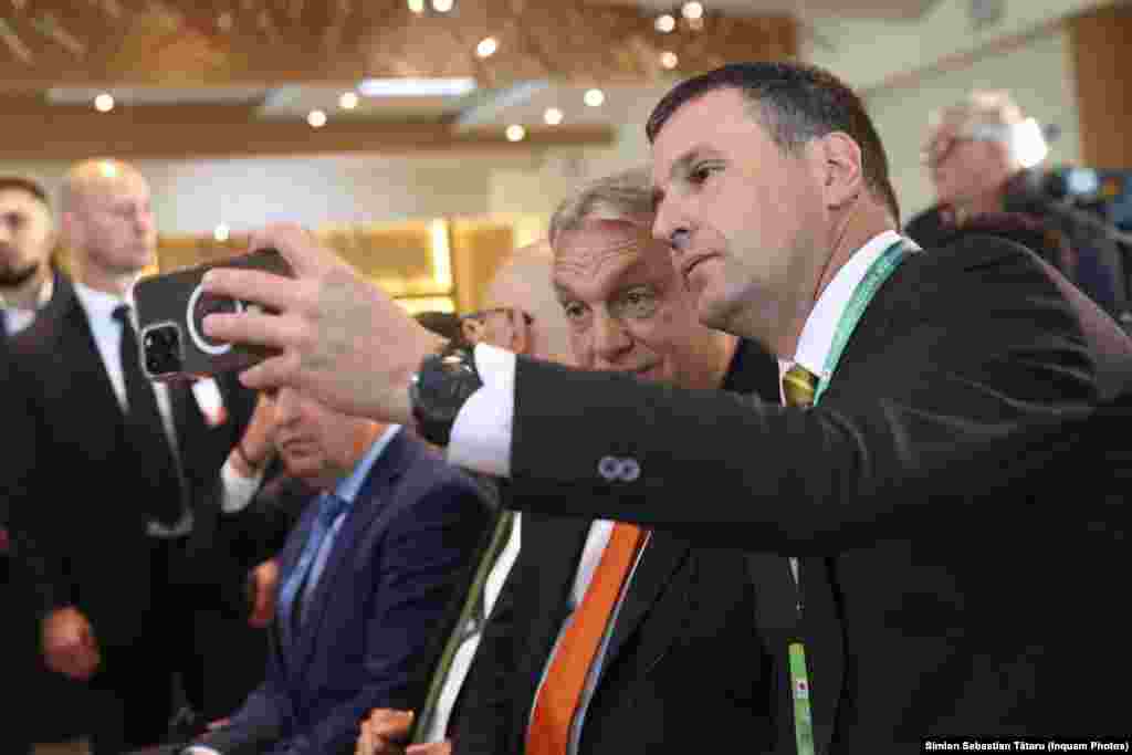 Vicepremierul Tánczos Barna (în dreapta) își face un selfie cu premierul Orbán.