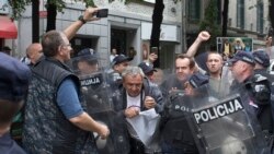 Protestatari sârbi de extremă-dreapta încearcă să treacă de cordoanele de poliție pentru a ajunge în Kosovo Protestatari sârbi de extremă-dreapta încearcă să treacă de cordoanele de poliție pentru a ajunge în Kosovo