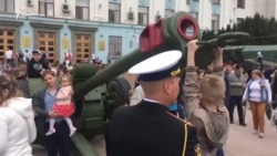 Симферополь 9 мая: военный парад и раздача гречки (видео) Симферополь 9 мая: военный парад и раздача гречки (видео)