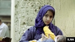 په ایران کې یوه وړوکې مور له خپل ماشوم سره