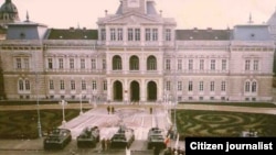 Romanian troops protect Arad City Hall on December 21, 1989. (photo by Florin Muresan)