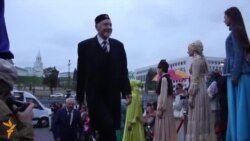 Мөселман киносы фестивале йолдызлары кызыл келәмнән яңгыр астында үтте Мөселман киносы фестивале йолдызлары кызыл келәмнән яңгыр астында үтте