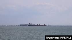 К севшему на мель у берегов Керчи судну Maryland подошли буксиры, 16 марта 2019 года